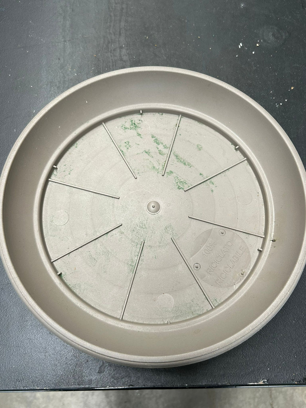 Sottovaso tondo grigio – Ø35 cm H5 cm – usato