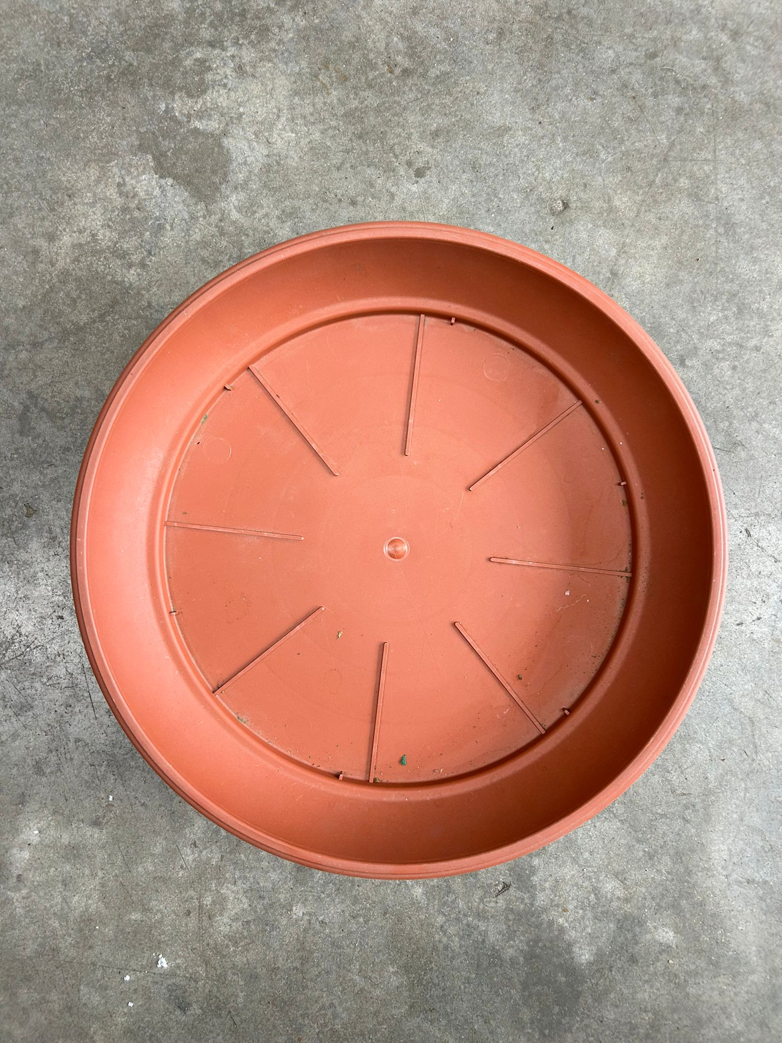 Set sottovasi in plastica color terracotta – assortiti – usato