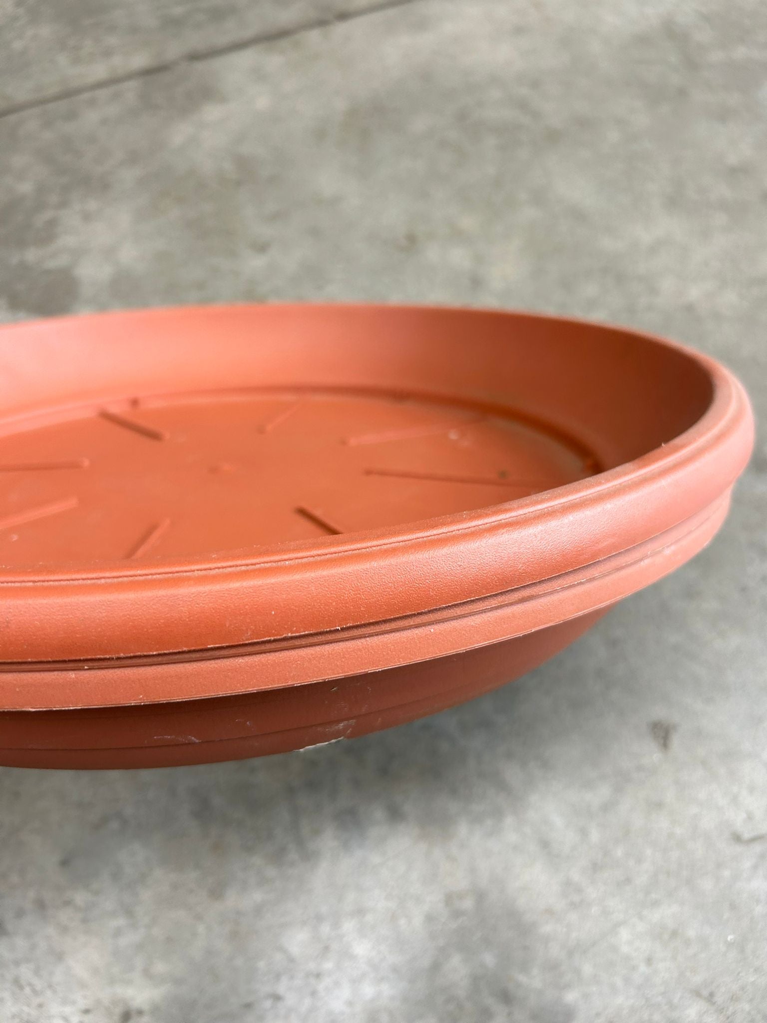 Set sottovasi in plastica color terracotta – assortiti – usato