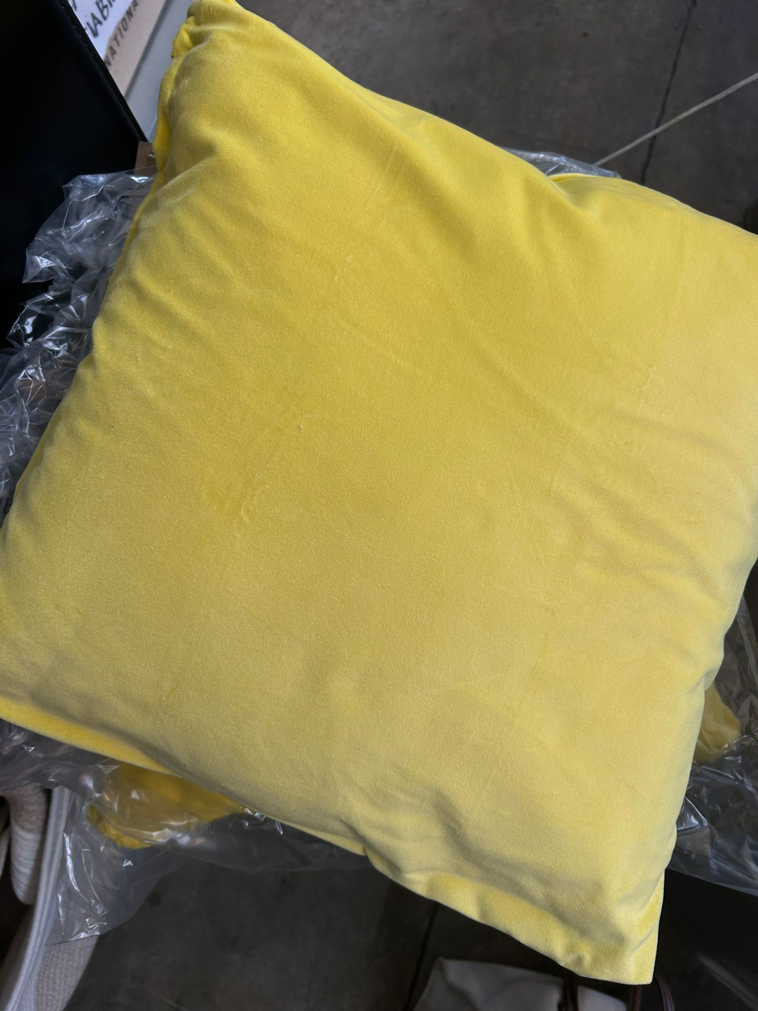 Cuscino in Velluto Giallo - usato