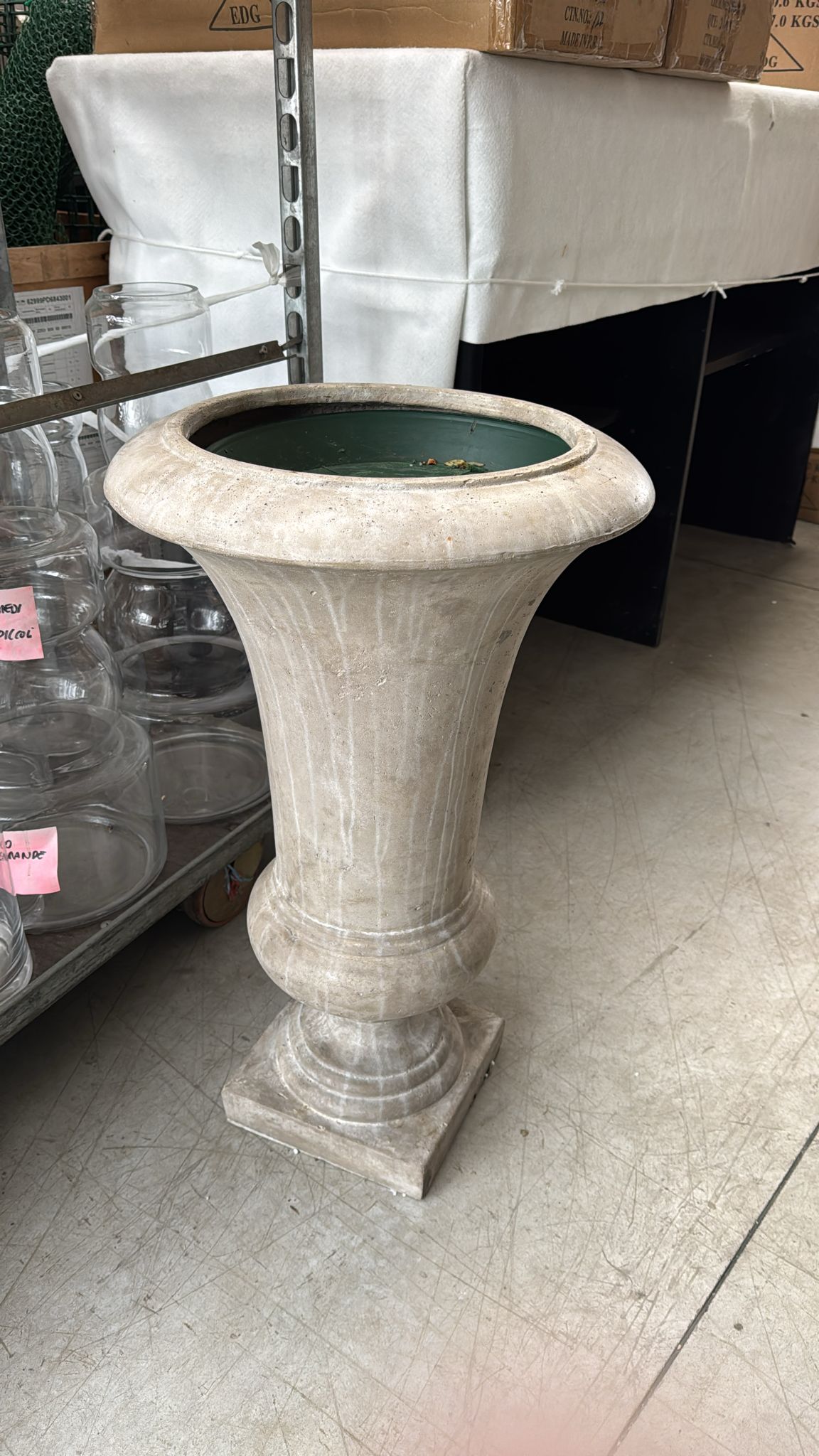 Coppa Medicea in cemento – H76 cm D47 cm – base 25 cm – usato