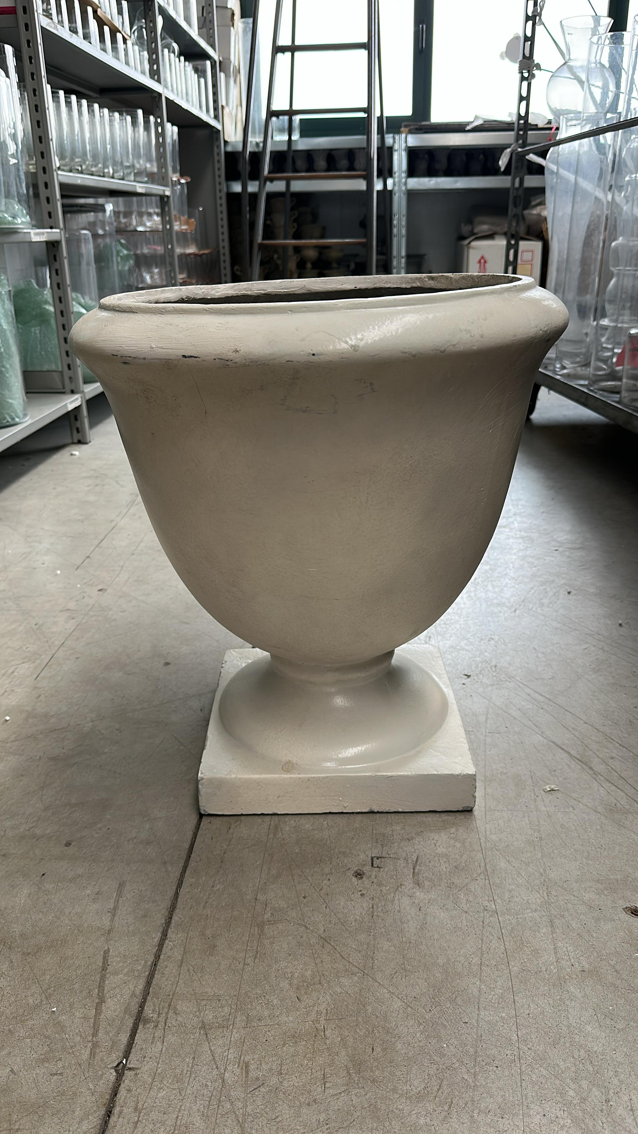 Coppa decorativa in cemento bianco – H53 cm D50 cm Base 28 cm – usato