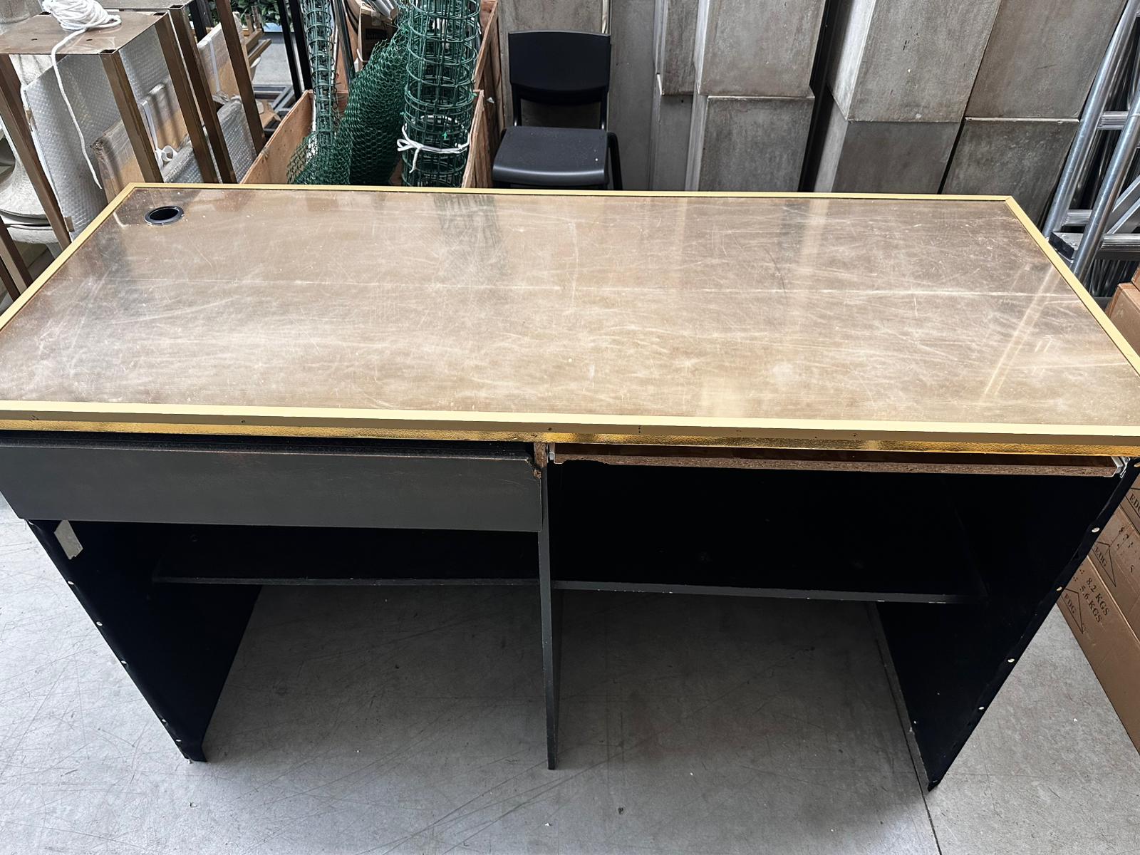 Bancone da negozio con velluto nero e piano oro – L178 cm x P71 cm x H106 cm - usato