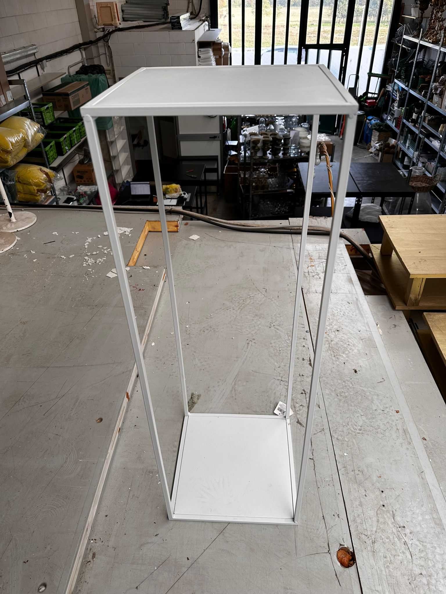Alzata / Piedistallo in ferro bianco – 30 x 30 x H90 cm - usato