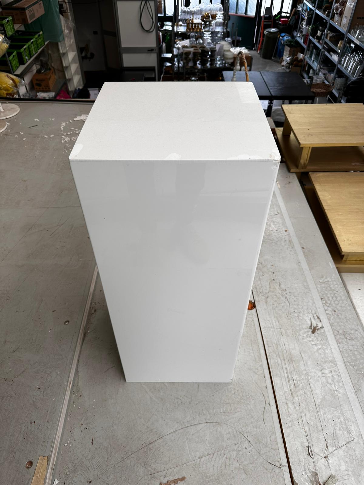 Alzata / Piedistallo in plexiglass  – 32 x 32 x H76 cm - usato