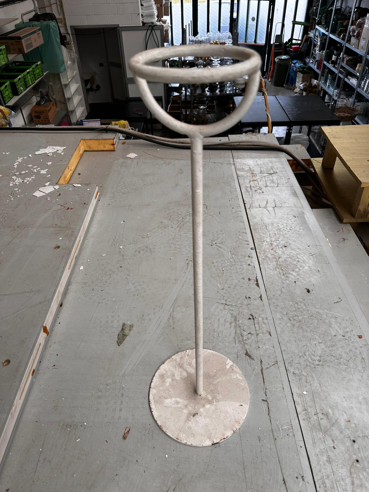 Alzata in ferro bianco – H67 cm – Base D23 cm – usato