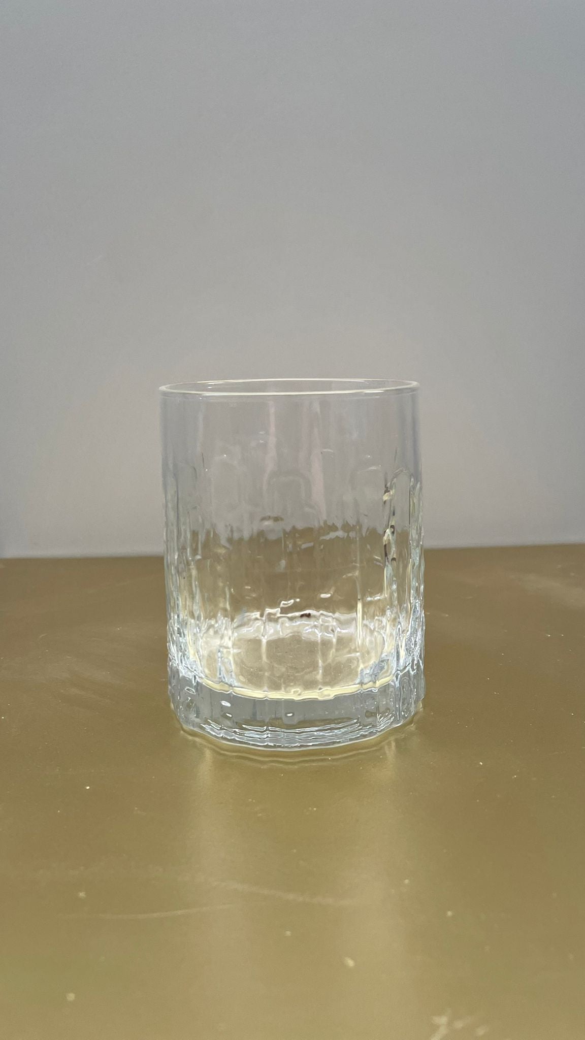 Bicchiere in vetro lavorato trasparente – H9 cm D7 cm – usato