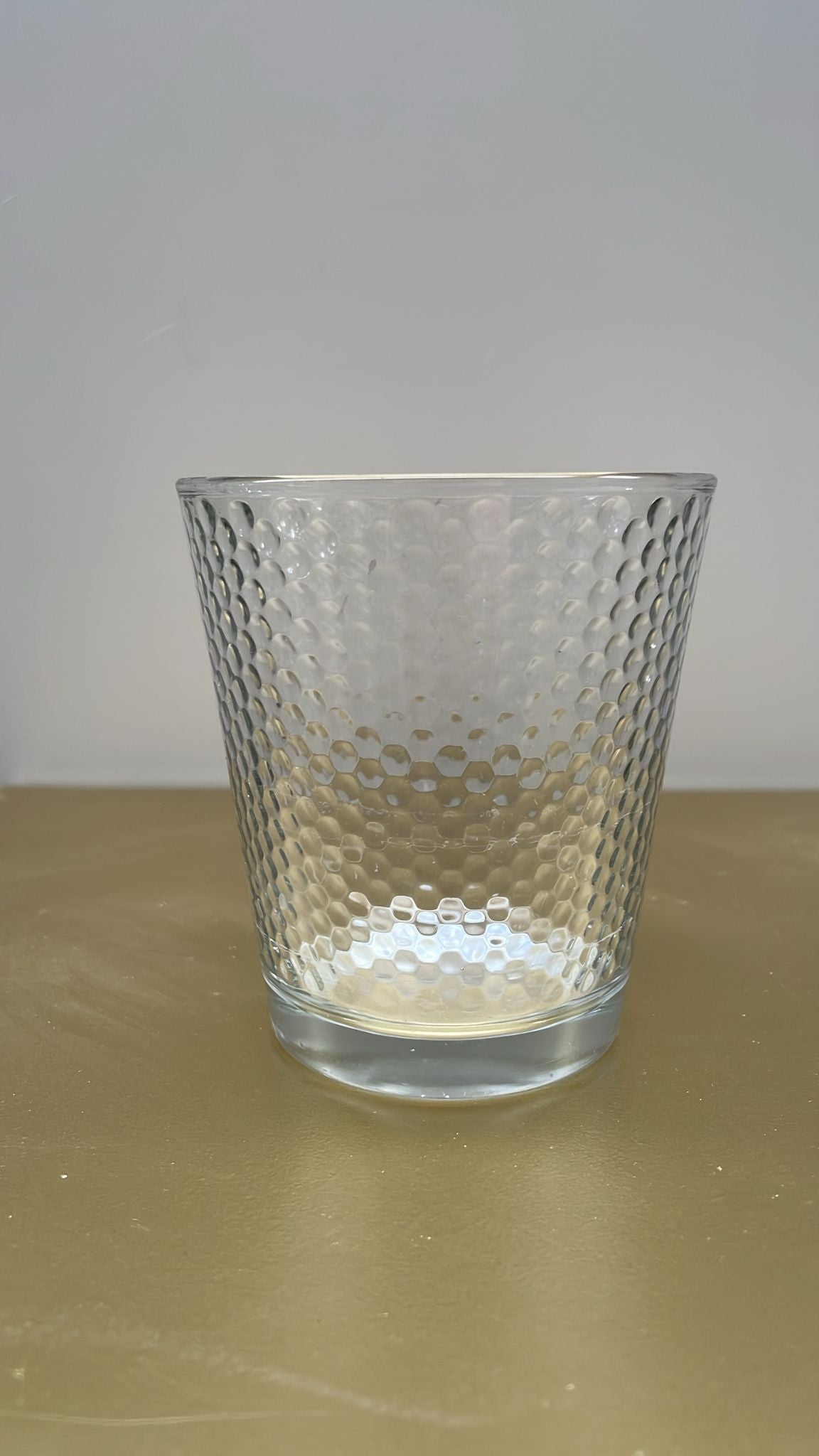 Bicchiere in vetro lavorato a nido d’ape – H10 cm D9 cm – usato