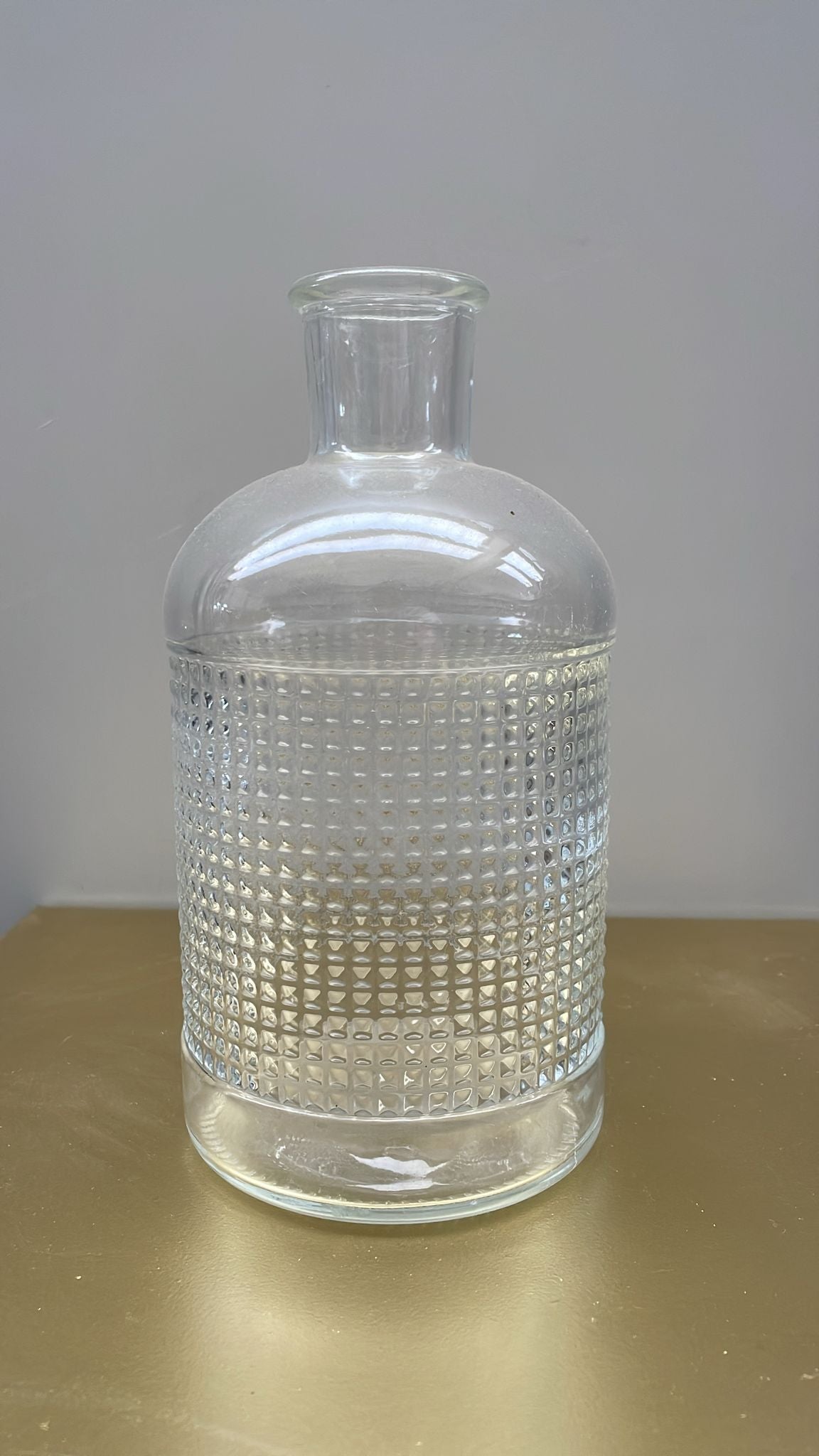 Bottiglia in vetro trasparente lavorazione a quadretti – H20,5 cm D10 cm – usato