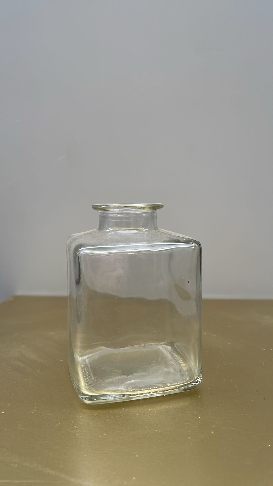 Bottiglia in vetro trasparente quadrata collo corto – H10 cm D7 cm - usato