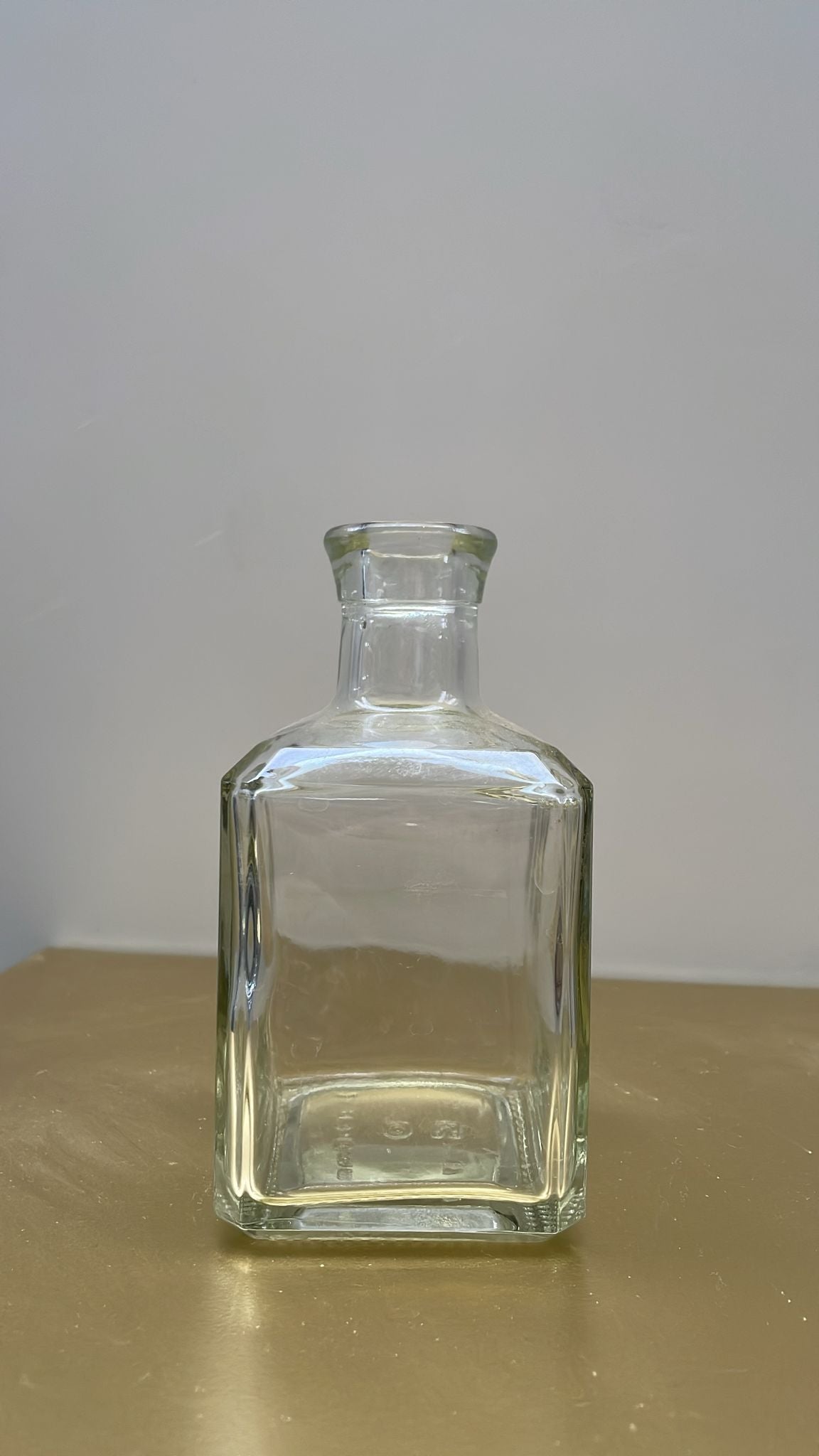 Bottiglia in vetro trasparente quadrata - collo alto – H13 cm D6 cm - usato