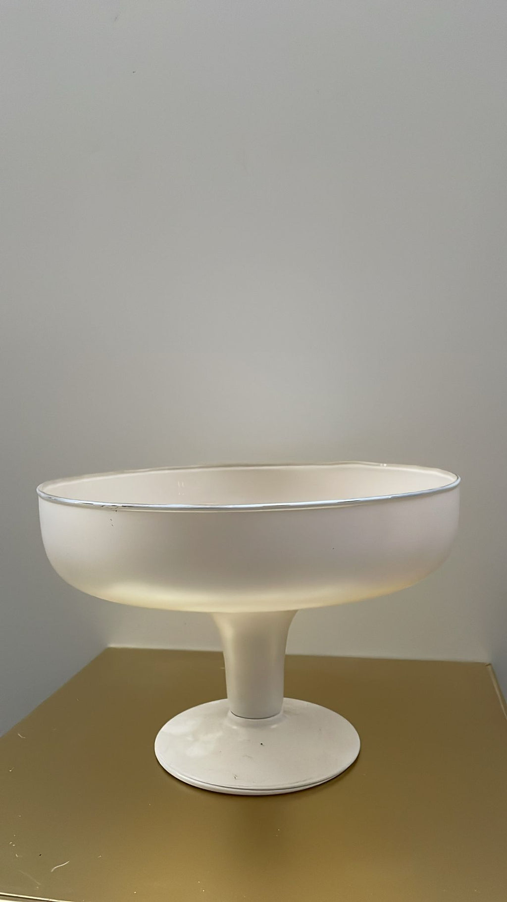 Coppa decorativa bianca con bordo oro – H26,5 cm D23,5 cm – usato