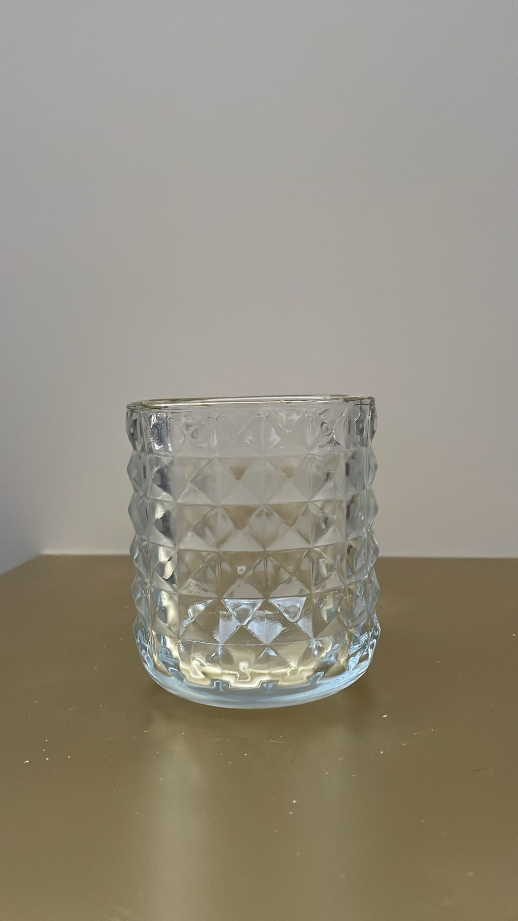 Bicchiere portacandela in vetro lavorato con bordo oro – H9 cm D6 cm – usato