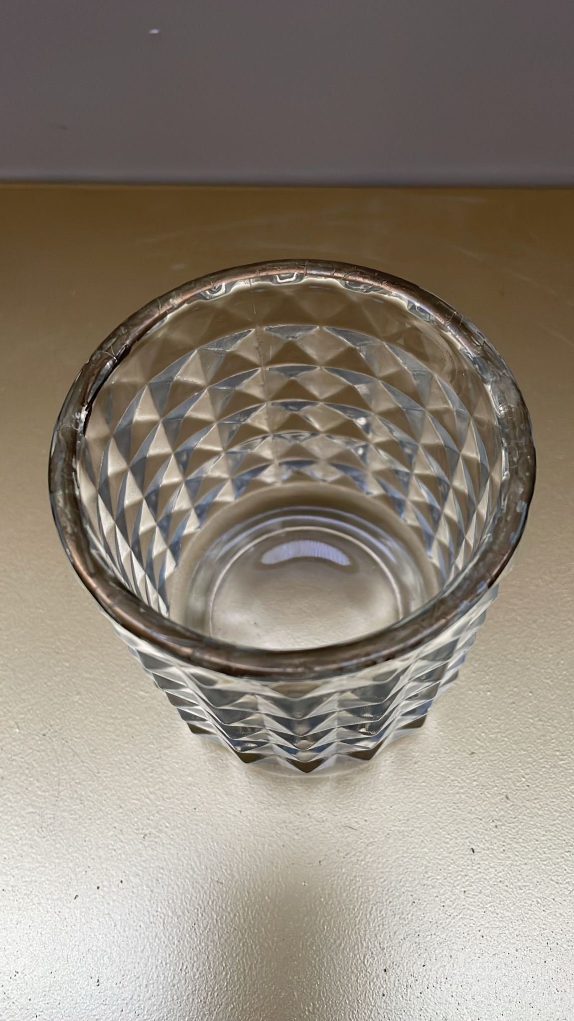 Bicchiere portacandela in vetro lavorato con bordo oro – H9 cm D6 cm – usato