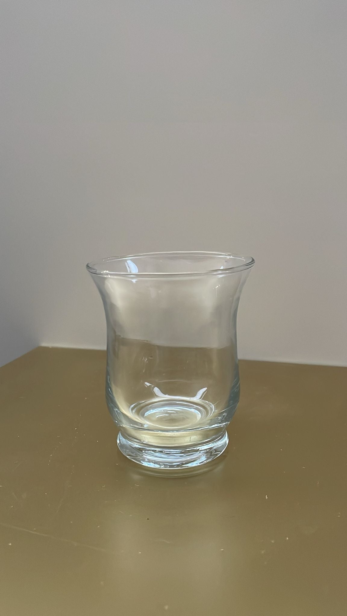 Bicchiere a tulipano portacandela in vetro trasparente – H9 cm D7,5 cm – usato