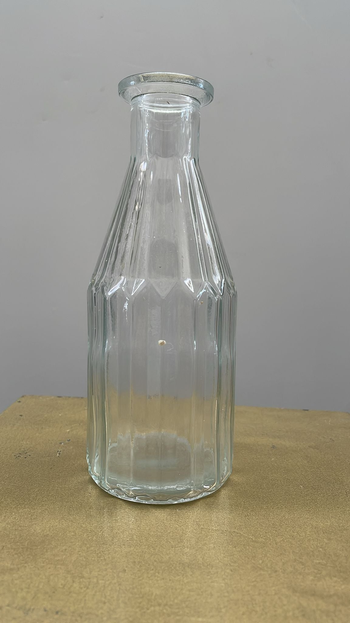 Bottiglia in vetro trasparente a righe collo alto - H20 cm D7 cm – usato