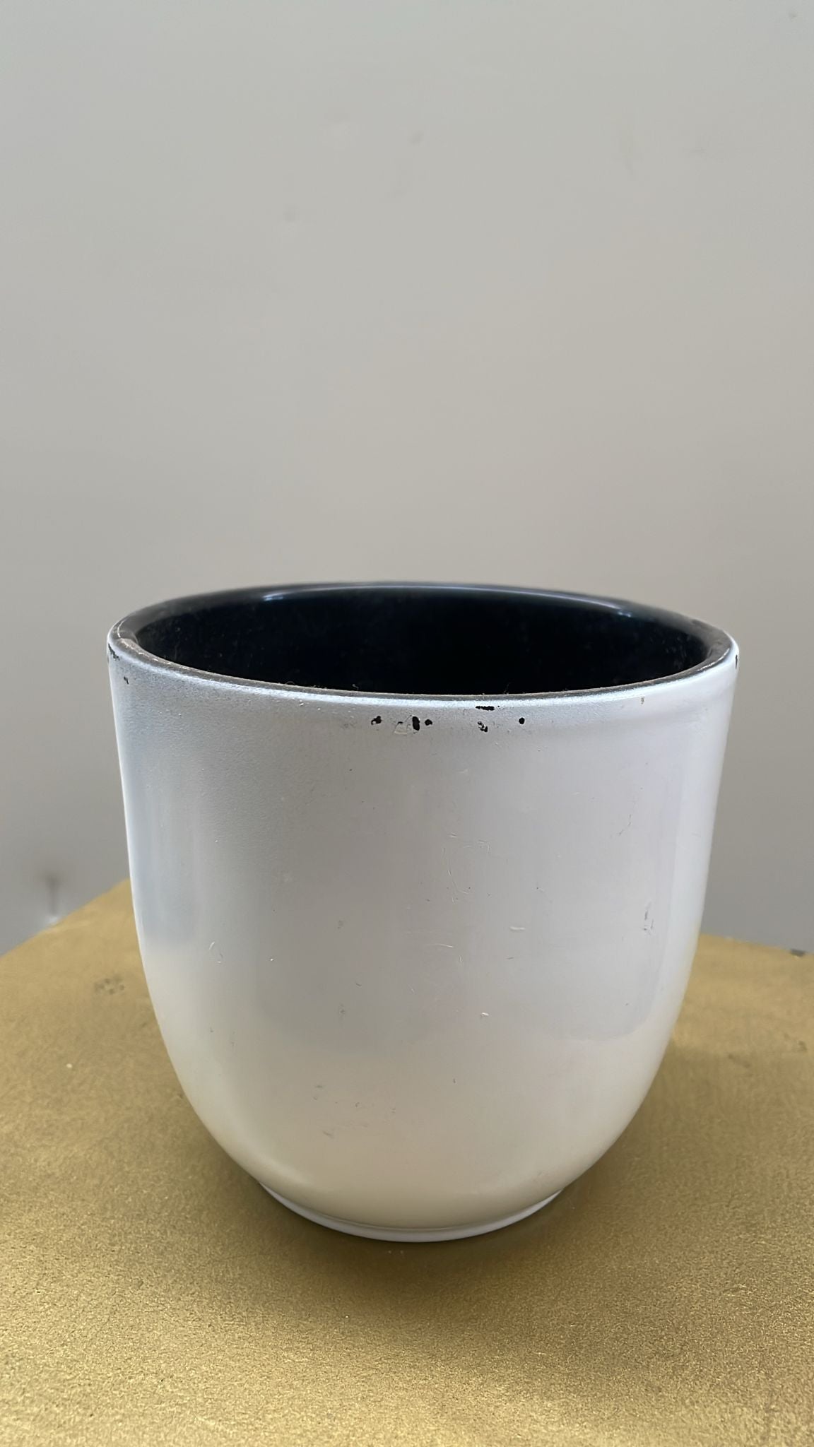 Vasetto in ceramica bianco con interno scuro – D12 cm H12 cm – usato