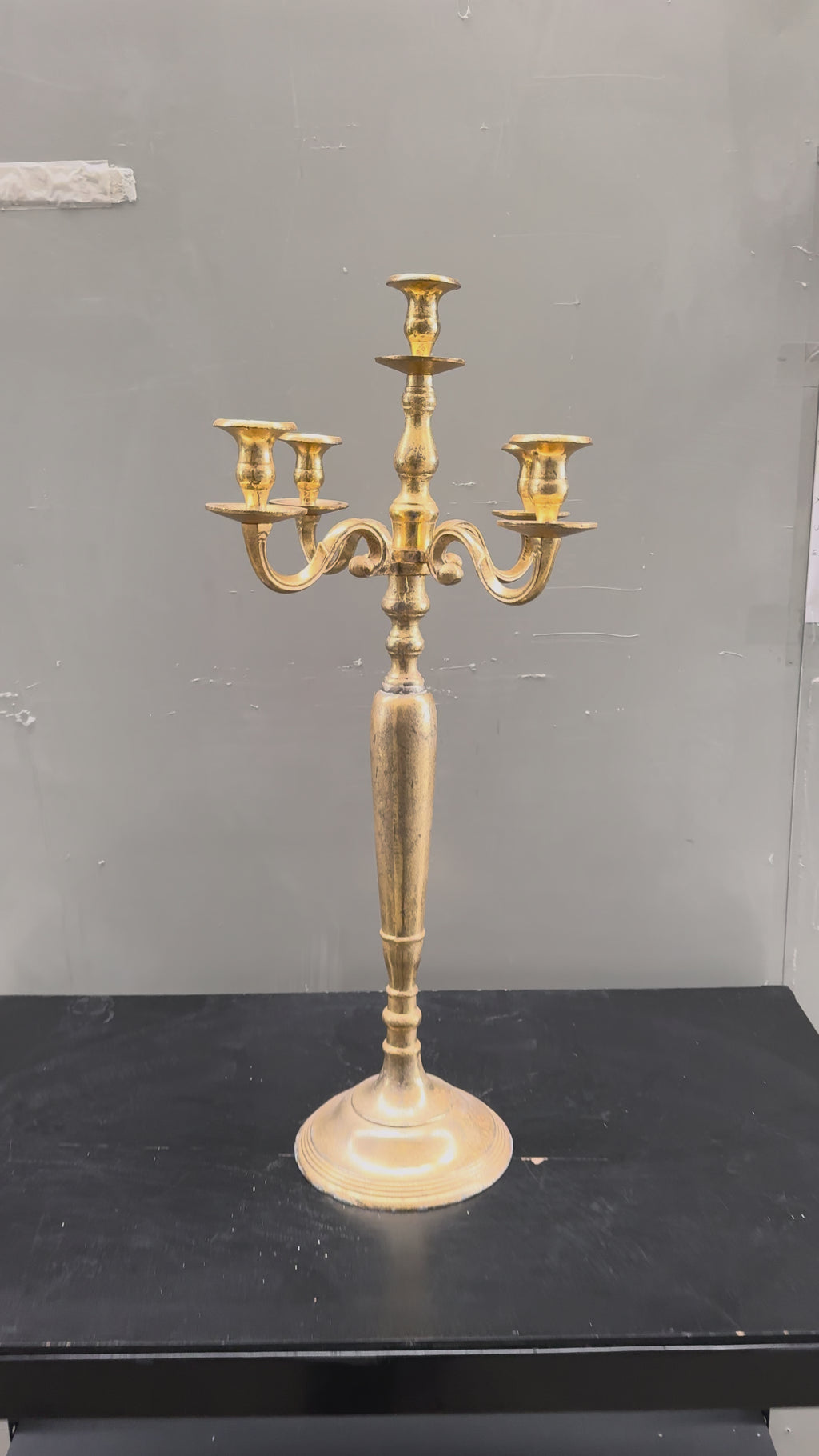 Candelabro 5 braccia oro – in metallo, H80 cm D32 cm – stile elegante classico - Usato