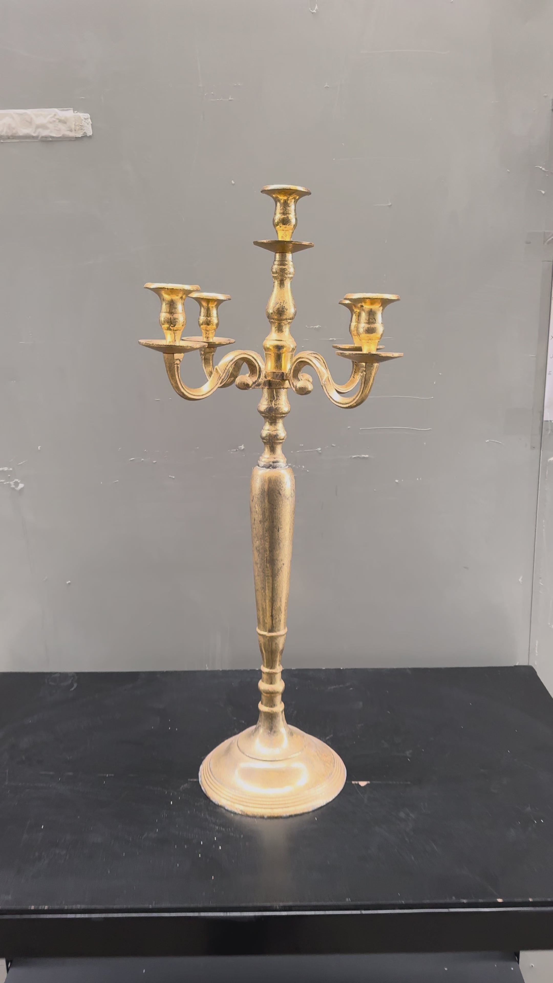 Candelabro 5 braccia oro – in metallo, H80 cm D32 cm – stile elegante classico - Usato
